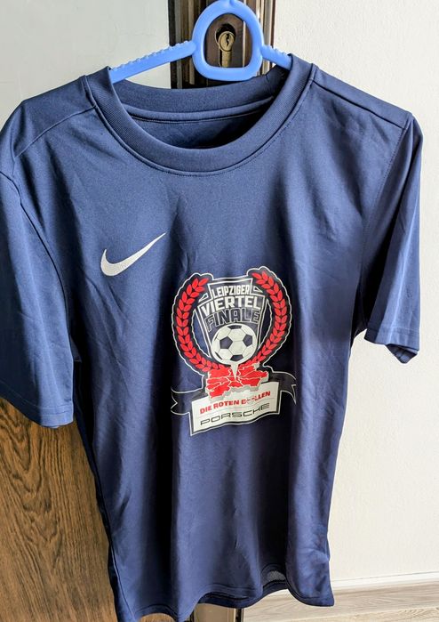 Tricou sport Nike mărimea S arată impecabil