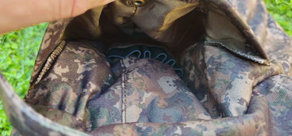 Pantaloni vanatoare impermeabili.