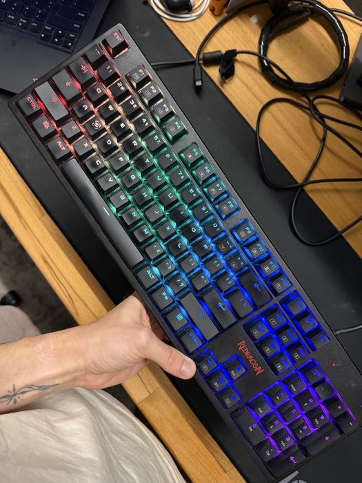 Tastatură gaming mecanică RGB Redragon K578 Kama – switch-uri maro