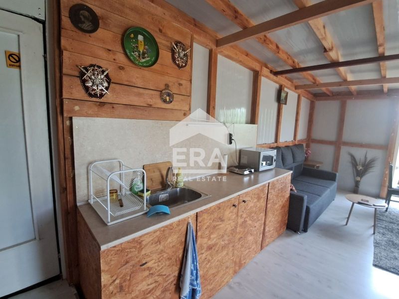 Ексклузивна, едноетажна, тухлена къща за продажба, с двор, ток и хидро