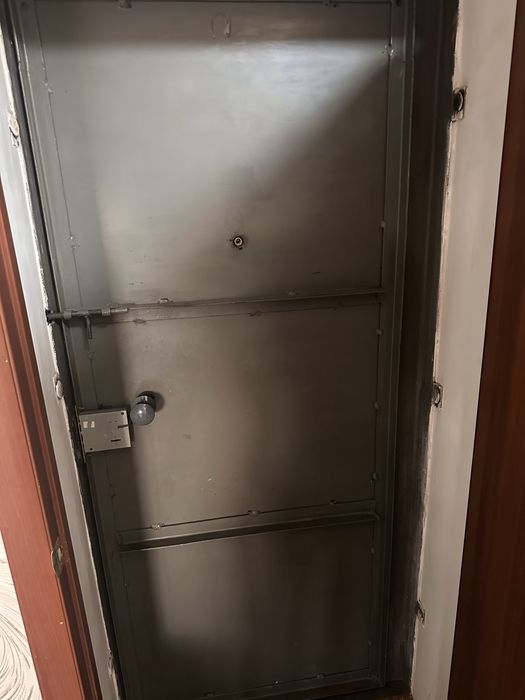 Продам металическую дверь