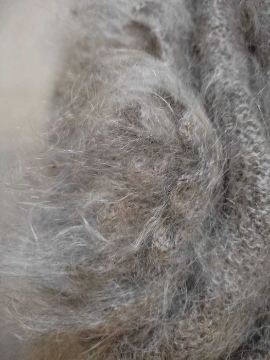 Ръчно плетен шал от кози пух.