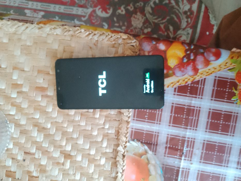 Telefon Tcl mobil si casti