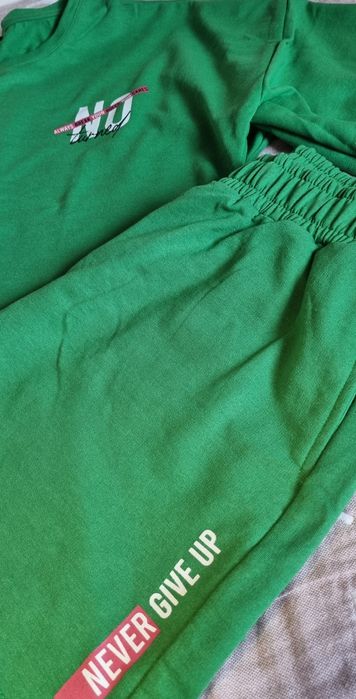 Costum verde, șorturi și tricou, oversize.
