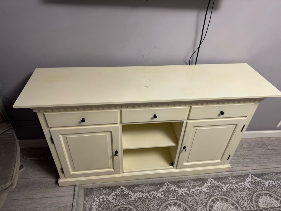 Mobilier sufagerie cu 3 sertare si 2 ușițe in stare buna