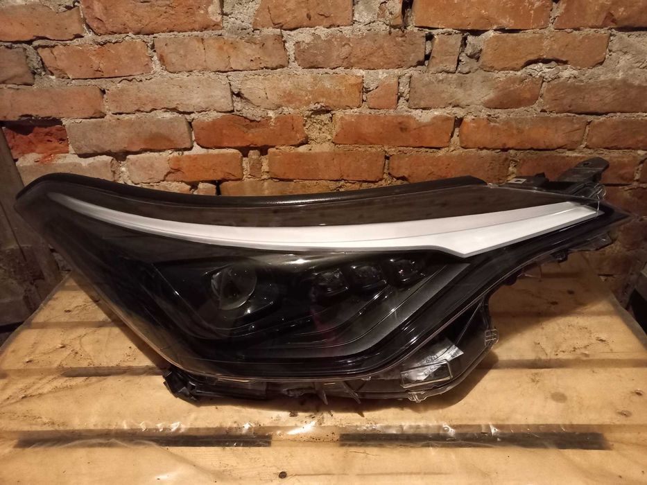 Десен LED фар за Тойота C-HR