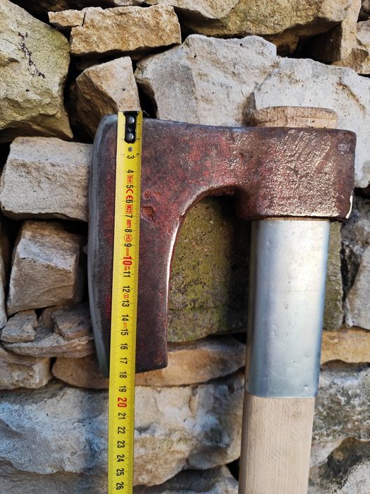 Стари брадви за дърва