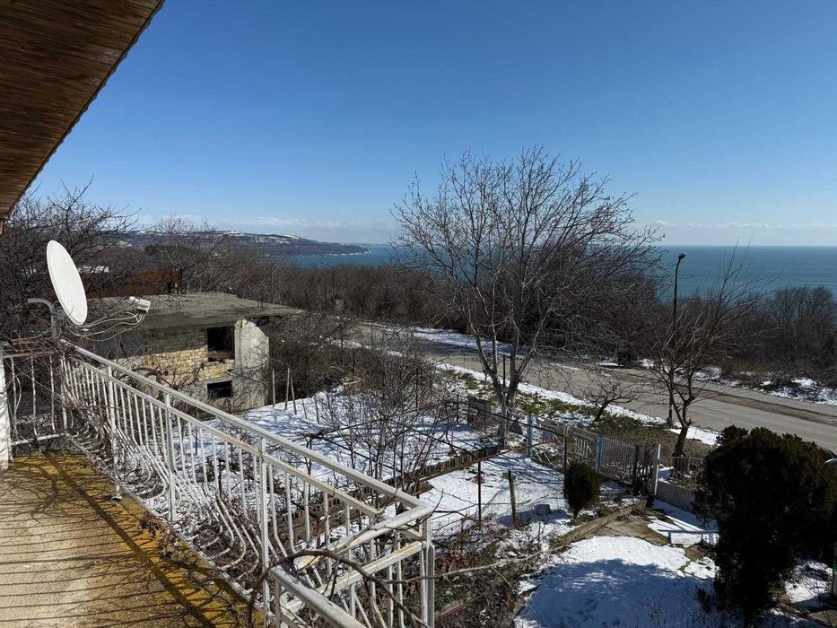 Вилна сграда и магазин за строителни материали