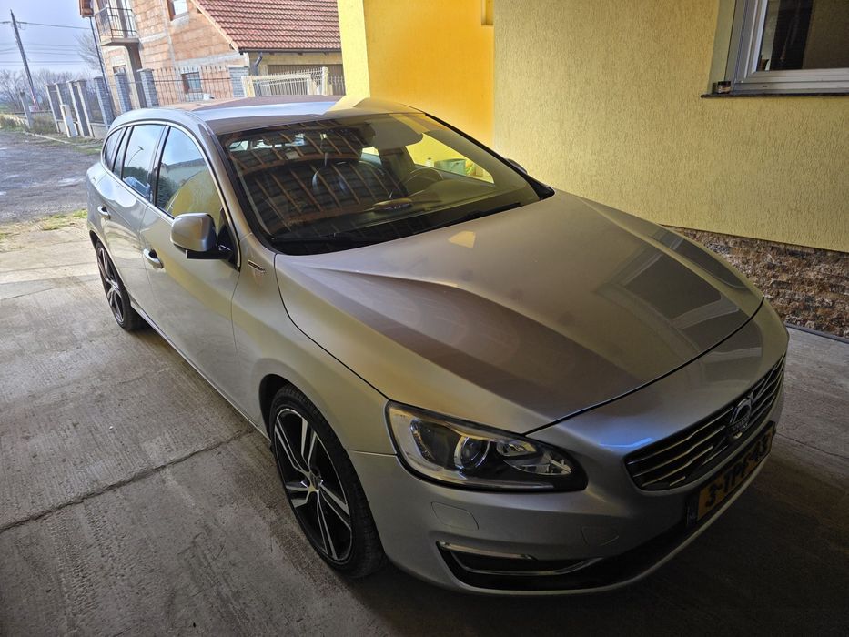 Volvo v60  d6 plug-in hibryd Summum