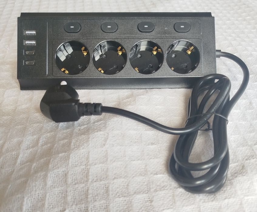 Ъглов разклонител с 4 гнезда,2 USB-A,2 USB-C