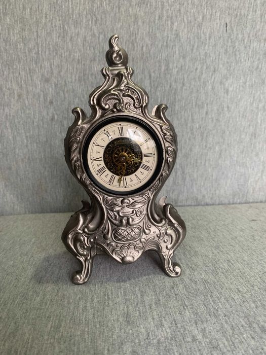 стар настолен часовник