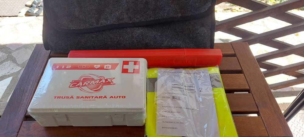 Kit siguranță (trusă, vestă, triunghi și geantă)