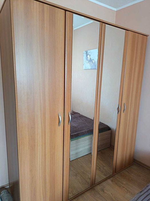 Sifonier dublu bine intretinut cu oglinzi