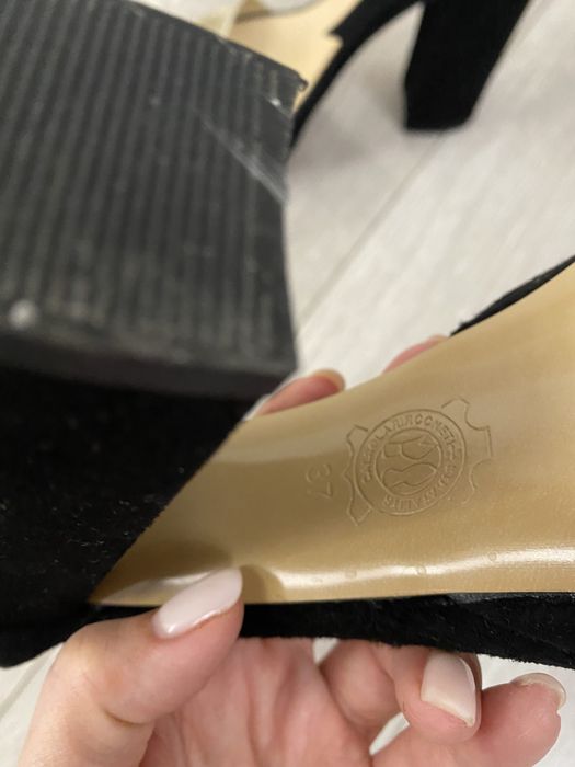 Продам босоножки замша черные