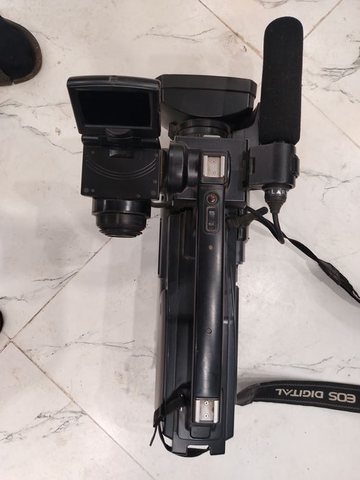 Видео камера Sony со штативом