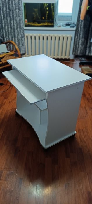 Продам б/у компьютерный стол