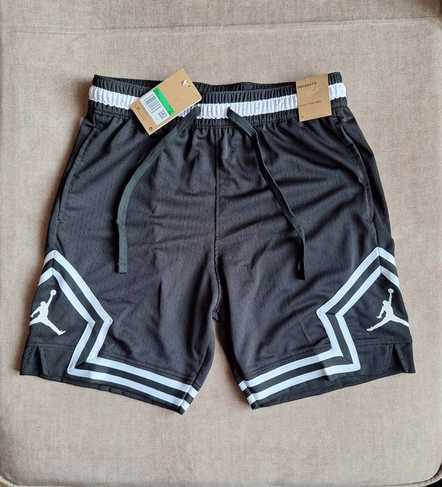 Pantaloni scurți jordan bărbați mărime XL(fit M), culoare negrii cu alb