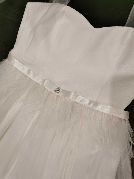 бяла бутикова рокля