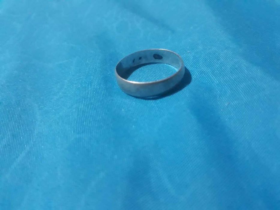 Кумуш узук сотилади.