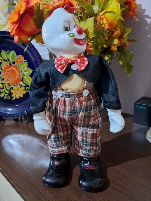 Порцеланов движеш музикален клоун