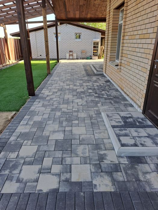 Стяжка, штукатурка, брусчатька.