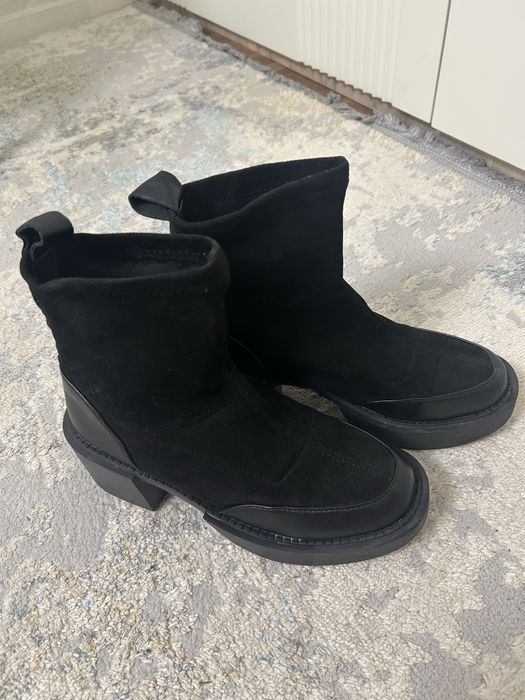 Продам женские ботинки