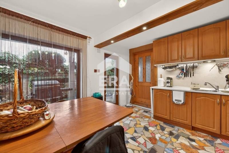 Ексклузивна, двуетажна, обзаведена къща за продажба, с работещ магазин