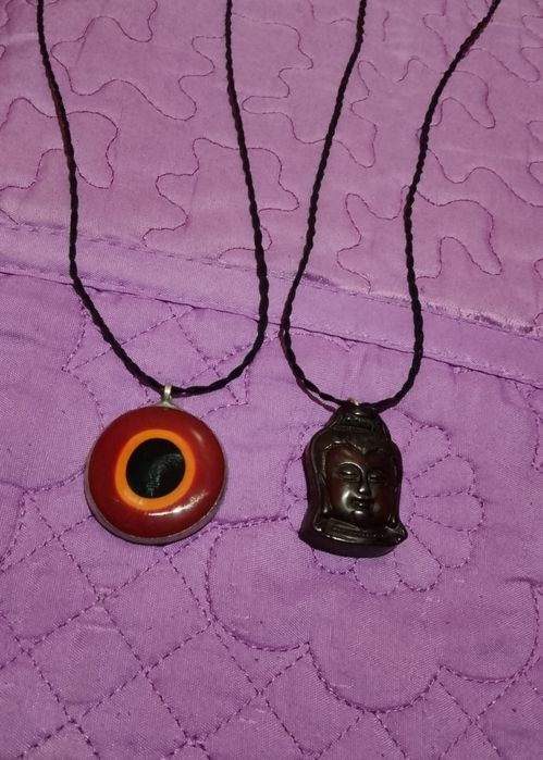 Vînd două talismane unu cu buda din jad și unul ochiul protector.