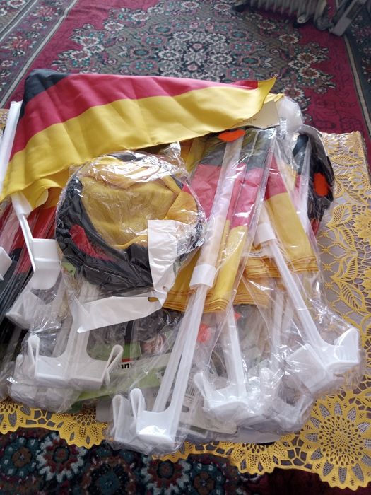 Флажки новые, в упаковке два флажка.