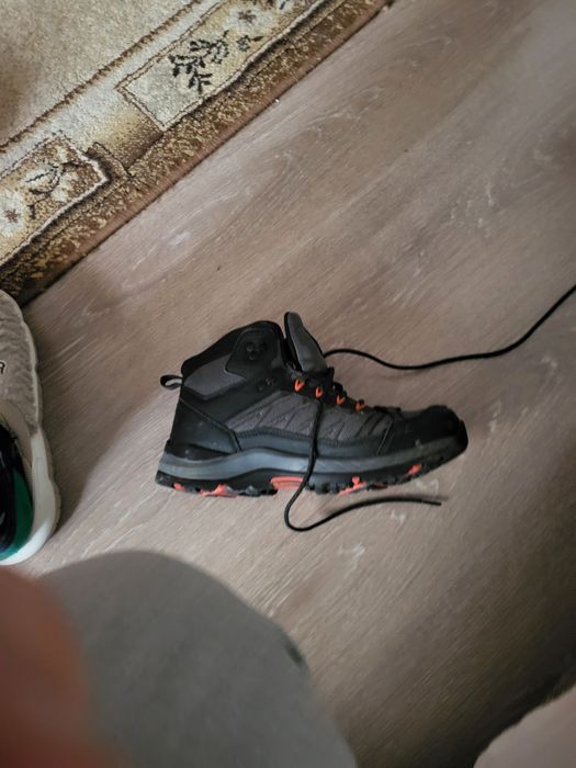 Vând  ghete potriviți pentru sezonul rece , i-am luat de la interspor