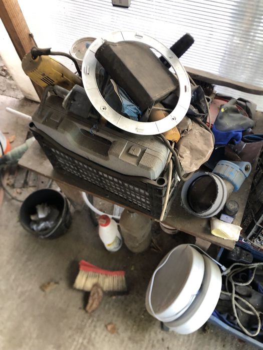 Vand diferite lucruri care nu le mai folosesc