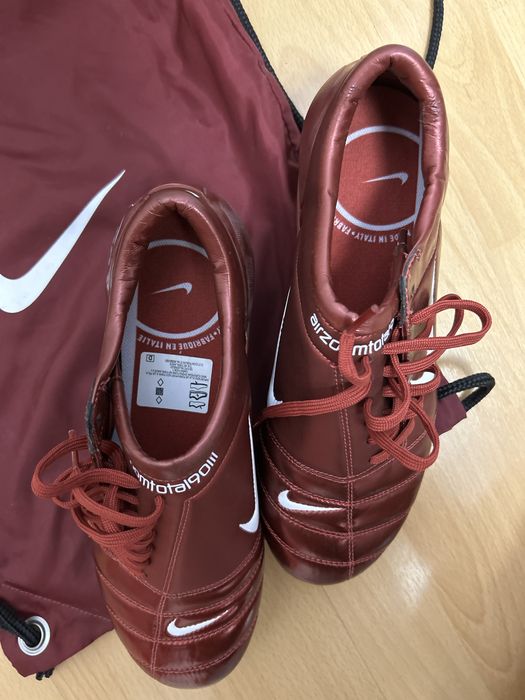 Ține-ți echilibrul pe stilul vechi ! Ghete fotbal nike zoom total 90 !