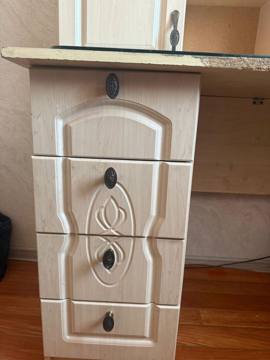 Продается письменный стол и навесная тумба