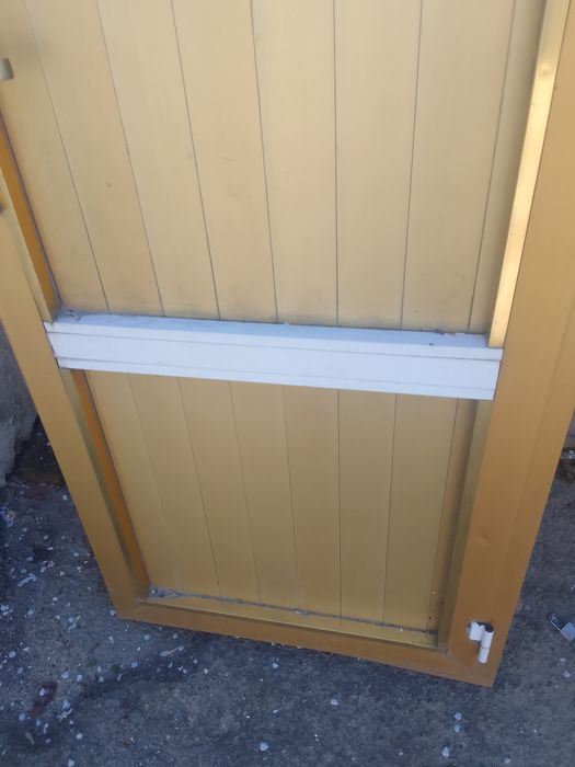 Продам б/у алюминевая дверь