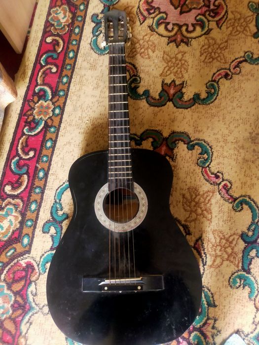 Продам- *Гитару*.