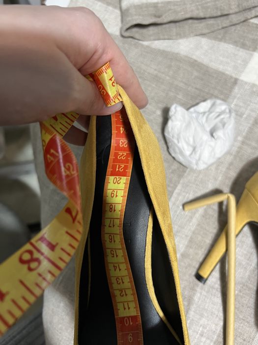 Stiletto noi galbeni Bershka