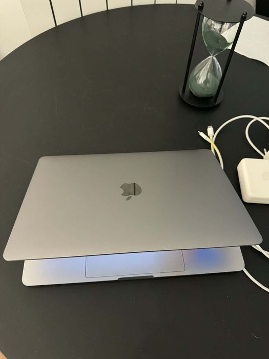 Macbook pro cu touchbar