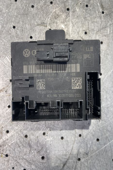 Modul control usa fata dreapta 8T0 959 792 D 8T0 959 792 D 8T0 959 79