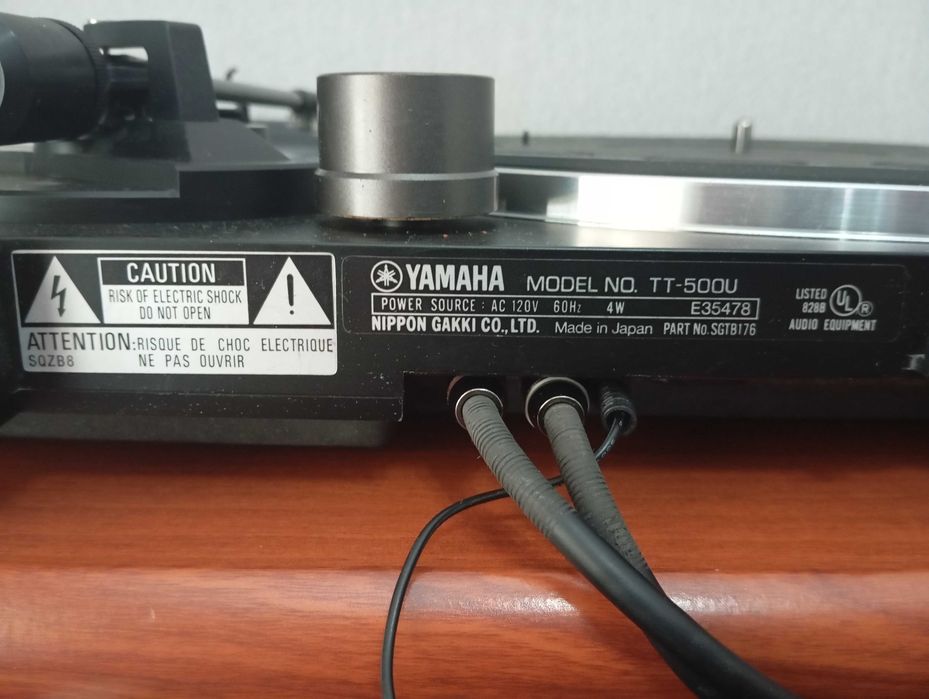 YAMAHA винтажный проигрыватель виниловых дисков.