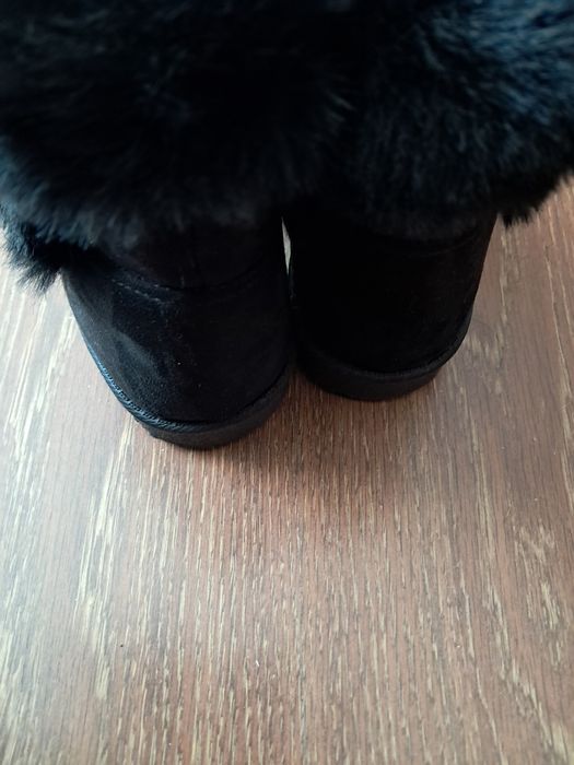 Vând Botine noi .