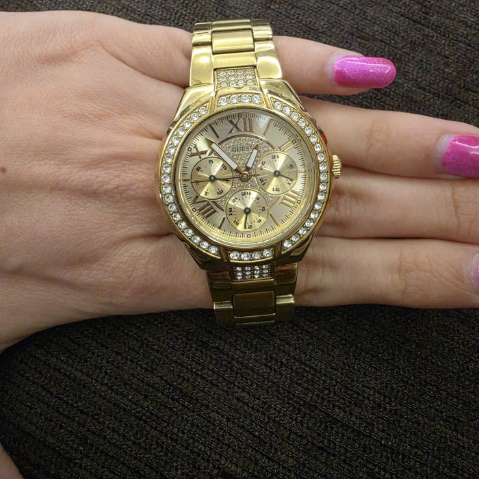 Златест часовник Guess