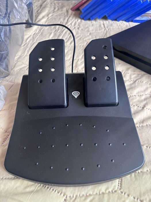 Продавам PS4+волан+13 игри+2контролера