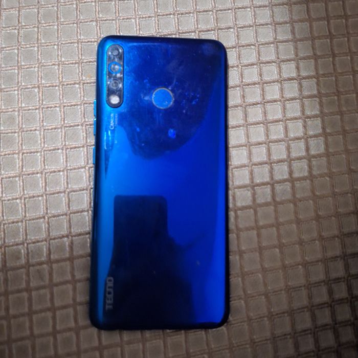 Продаю телефон tehno