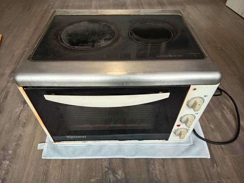 Продавам малка печка с фурна и  керамични котлони