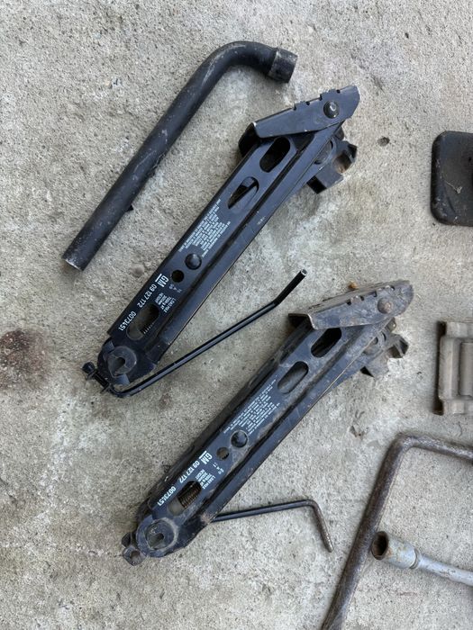 Домкрат и ключ подставка