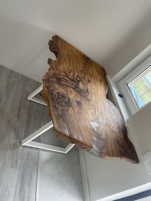 Продам стол из цельного массива карагача.