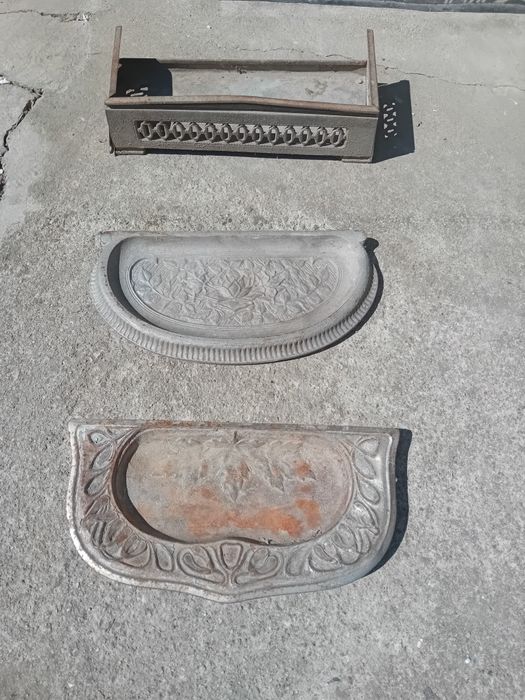 Vînd tavă din fontă ptr cenușă!