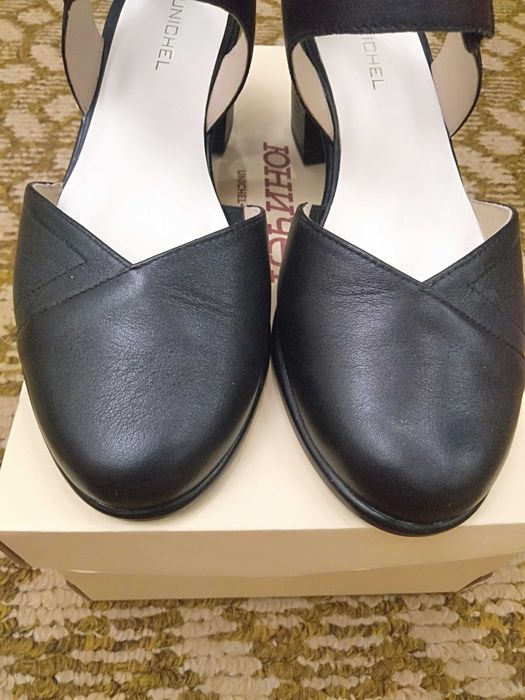 Босоножки черного цвета.