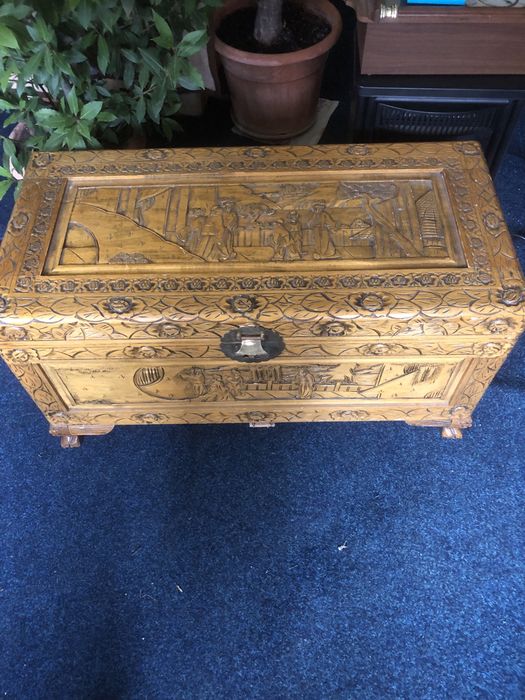 Cufar/ lada de zestre sculptata