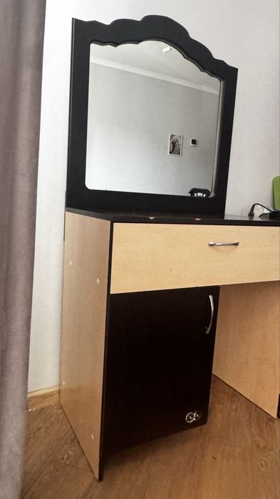 Туалетный столик с зеркалом